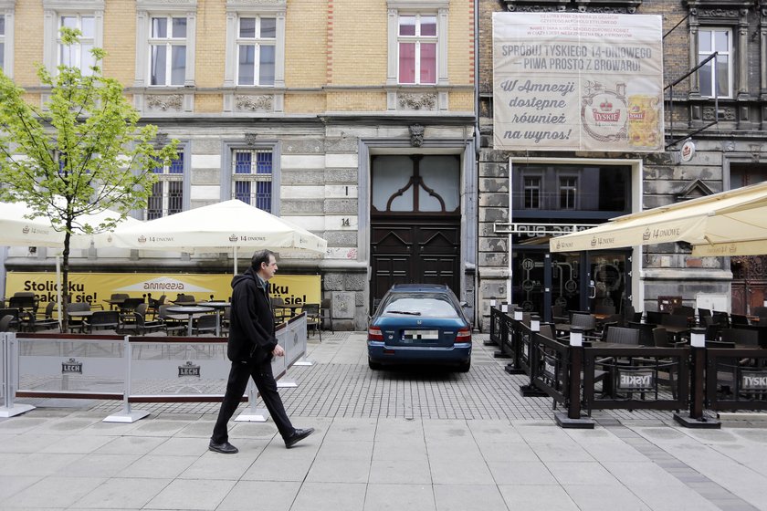 Katowice. Zepsute słupki na Mariackiej blokujące wjazd na ulicę