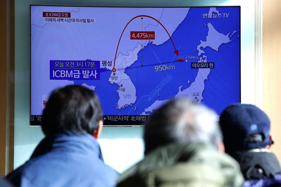 Ludzie na dworcu kolejowym w Seulu oglądają transmisję telewizyjną o teście północnokoreańskiego ICBM w listopadzie 2017 r. 