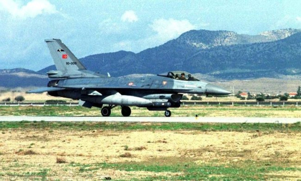 Turecki myśliwiec F16 EPA/TARIK TINAZAY 99473039 Dostawca: PAP/EPA.