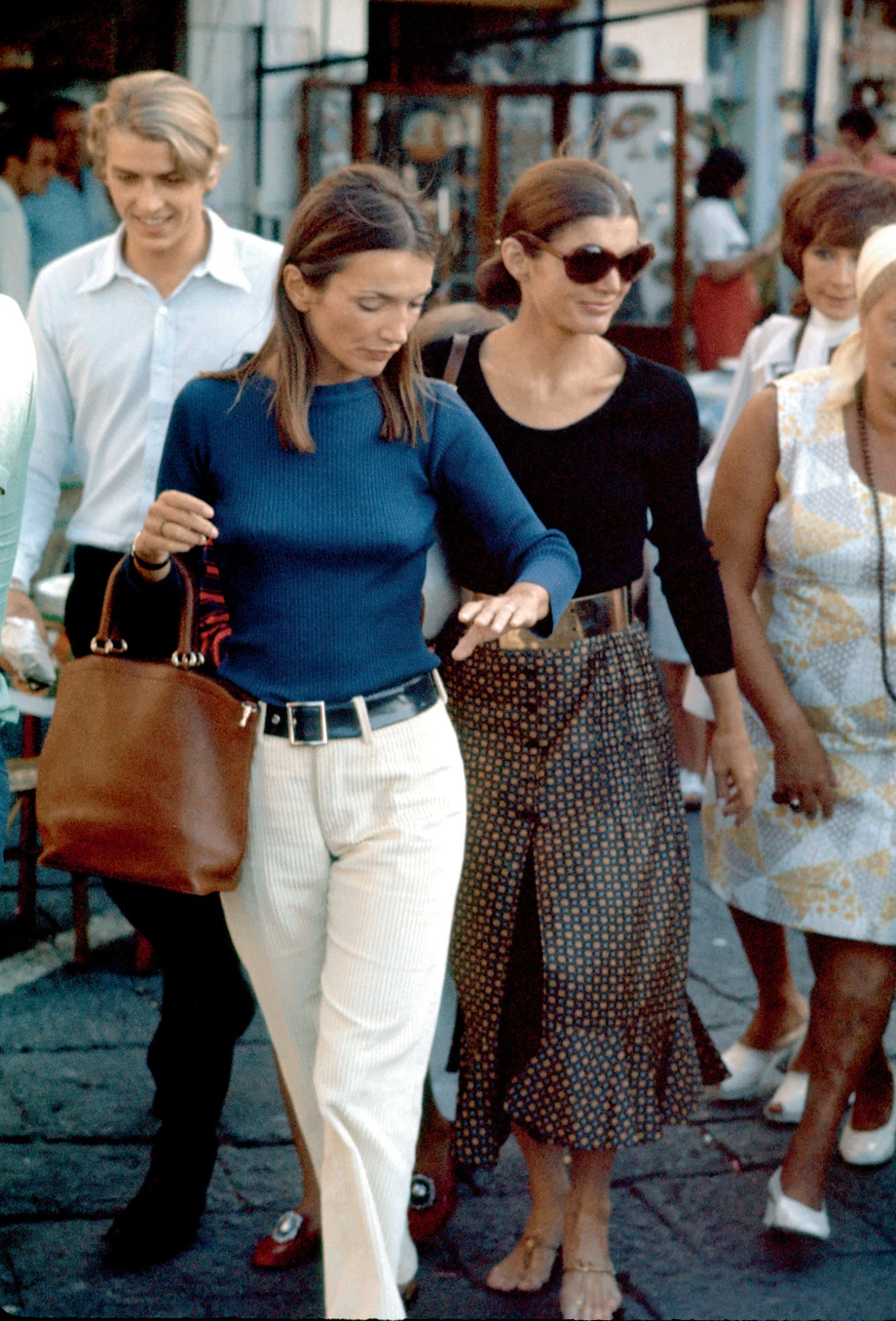 Lee Radziwiłł z siostrą Jackie Onassis na Capri w sierpniu 1970 roku.