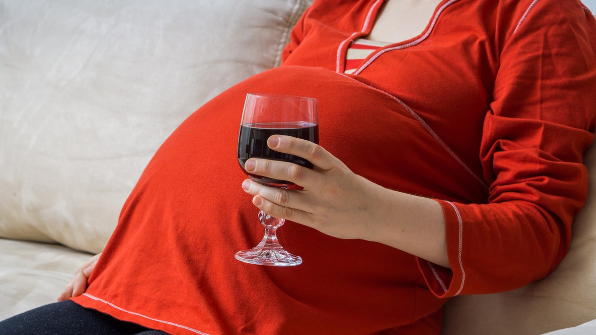 Co roku w Polsce rodzi się około 9 tys. dzieci dotkniętych alkoholowym zespołem płodowym - alarmowali organizatorzy zainaugurowanej w poniedziałek kampanii społecznej "Kocham. Nie piję". Jej celem jest przestrzeganie przed piciem alkoholu podczas ciąży.