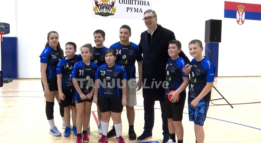 Vučić sa mališanima u sportskoj hali
