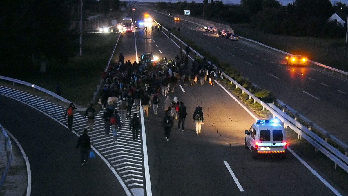Węgierska policja użyła gazu pieprzowego przeciwko grupie uchodźców, którzy siłą wydostali się z ośrodka rejestracyjnego dla imigrantów w miejscowości Roeszke przy granicy z Serbią i ruszyli w stronę Budapesztu. Po kilku godzinach, uchodźcy przerwali swój marsz i powrócili do ośrodka.