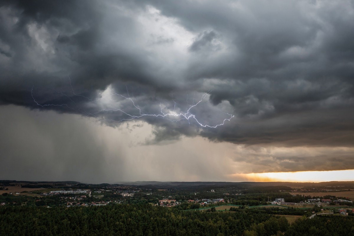 IMGW: Prognozowane są burze, którym miejscami będą towarzyszyć silne opady deszczu od 20 mm do 35 mm oraz porywy wiatru do 75 km/h.