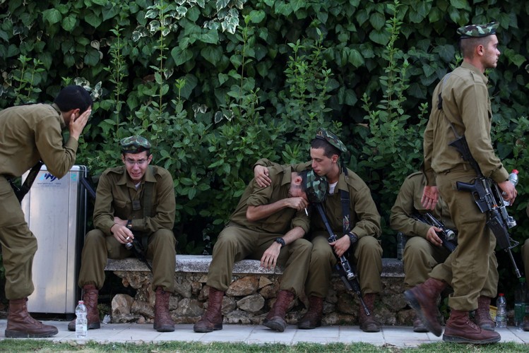 Izraelscy żołnierze opłakują śmierć kolegów