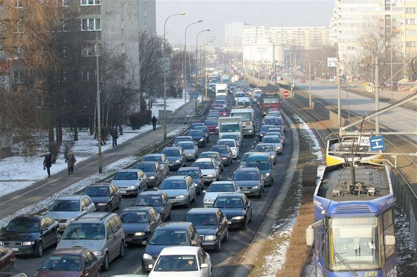 WYPADEK PRZY ULICY LEGNICKIEJ GDZIE AUTO WJECHALO W PRZYSTANEK