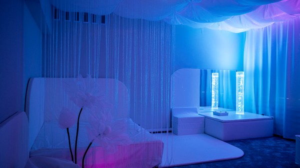 Biała sala ma powierzchnię 35 mkw. i kosztowała ok. 80 tys. zł. Zajęcia w niej prowadzone będą pod okiem psychologa lub pedagoga.  