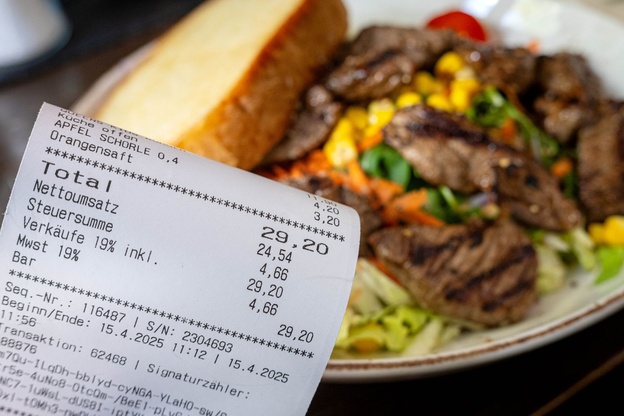 Nach Steuersenkung: Jeder Vierte will öfter essen - trotz stabiler Preise