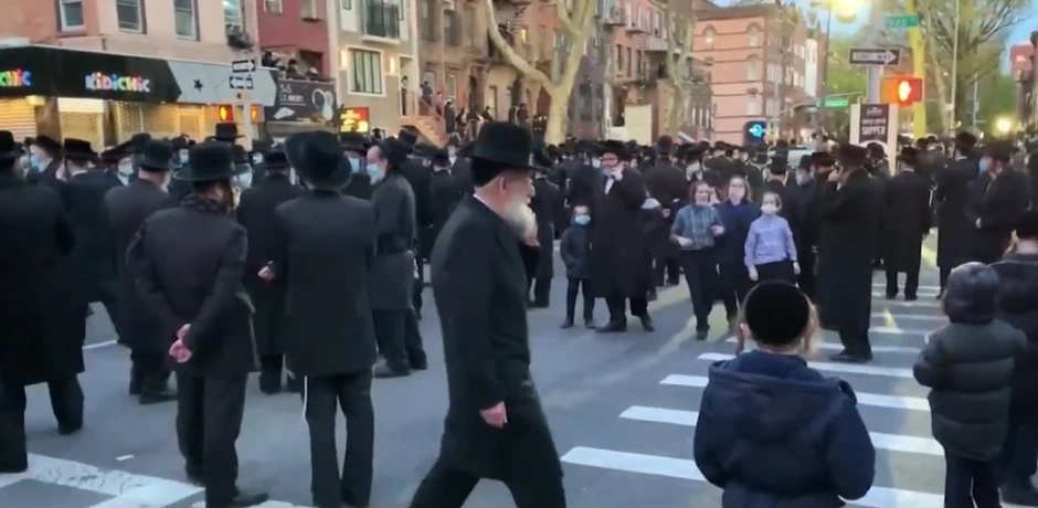 Masovni skup na sahrani rabina