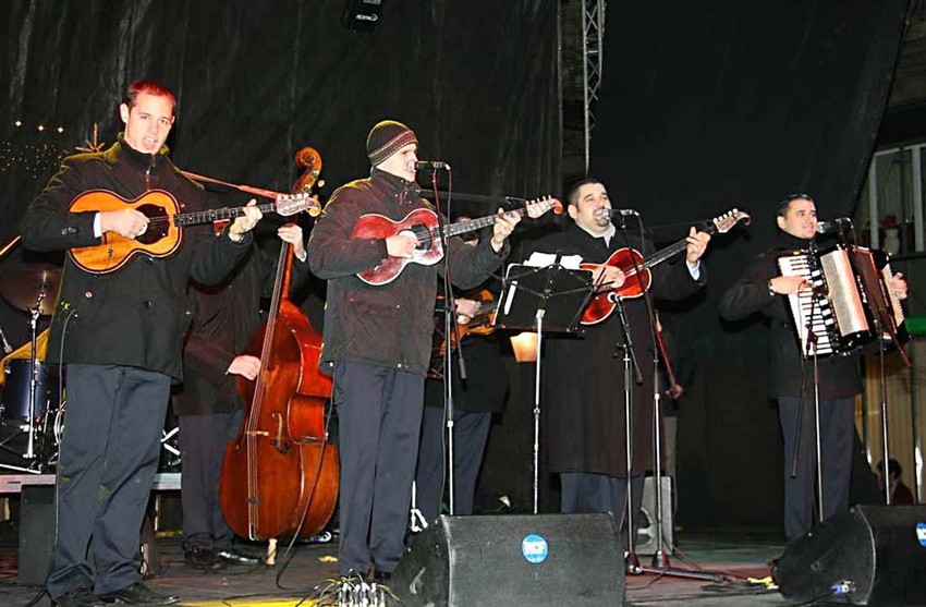 Tamburaški ansambl "Ravnica" nastupa u "Maloj gostioni"