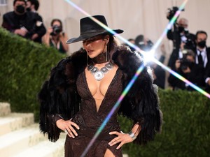 Jennifer Lopez bőr melltartóját nem érdemes dzseki alá rejteni