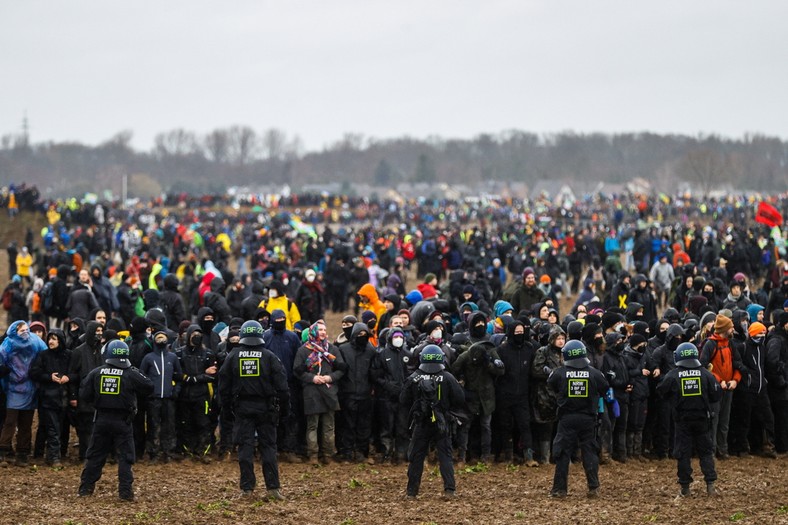 Po sobotnich starciach z policją aktywiści oskarżyli funkcjonariuszy o niewspółmierną przemoc w usuwaniu ich z terenu wioski Luetzerath