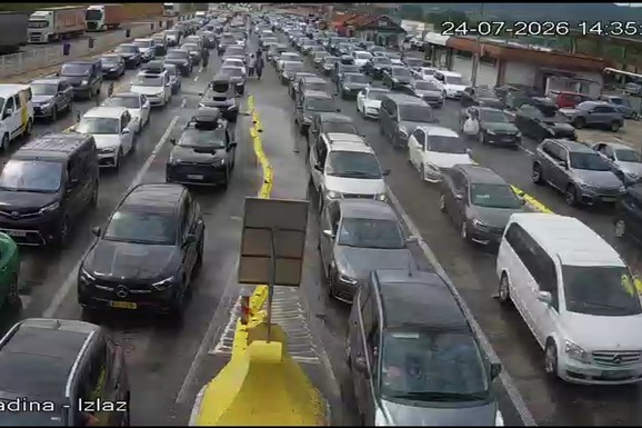 (FOTO) OPSADNO STANJE NA GRANICAMA Putnici u potpunom očaju: Neprestano se otvaraju nove trake, reke automobila na ovim prelazima, a ovo je TEK POČETAK