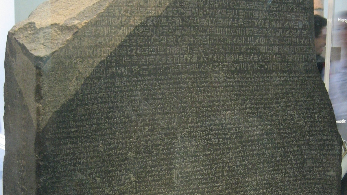 Egipt domaga się od Wielkiej Brytanii zwrotu słynnego kamienia z Rosetty, który przyczynił się do rozwiązania zagadki hieroglifów. Zabiega o to dr Zahi Hawass, największy egipski ekspert od starożytności, który przybył do Londynu na początku grudnia.