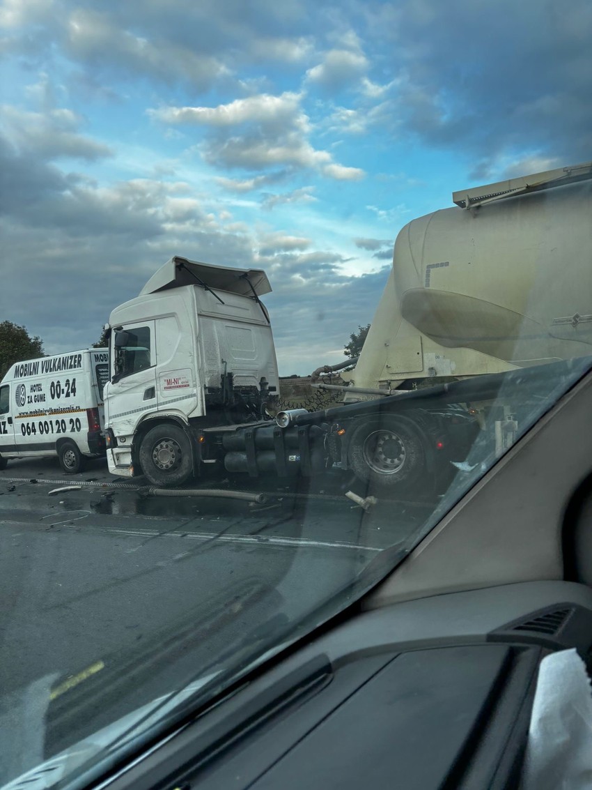 Saobraćajna nezgoda na Batajničkoj petlji