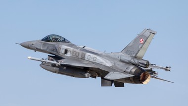 rosja zaatakowała ukrainę pociskami balistycznymi i dronami. polska poderwała myśliwce i zamknęła lotniska