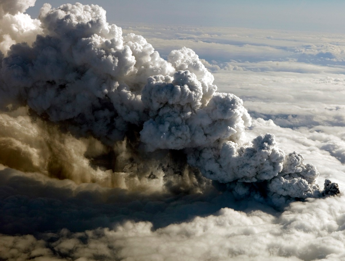 W kwietniu 2010 roku, w efekcie erupcji wulkanu Eyjafjallajoekull na południu Islandii, nad Europą powstała chmura pyłów.