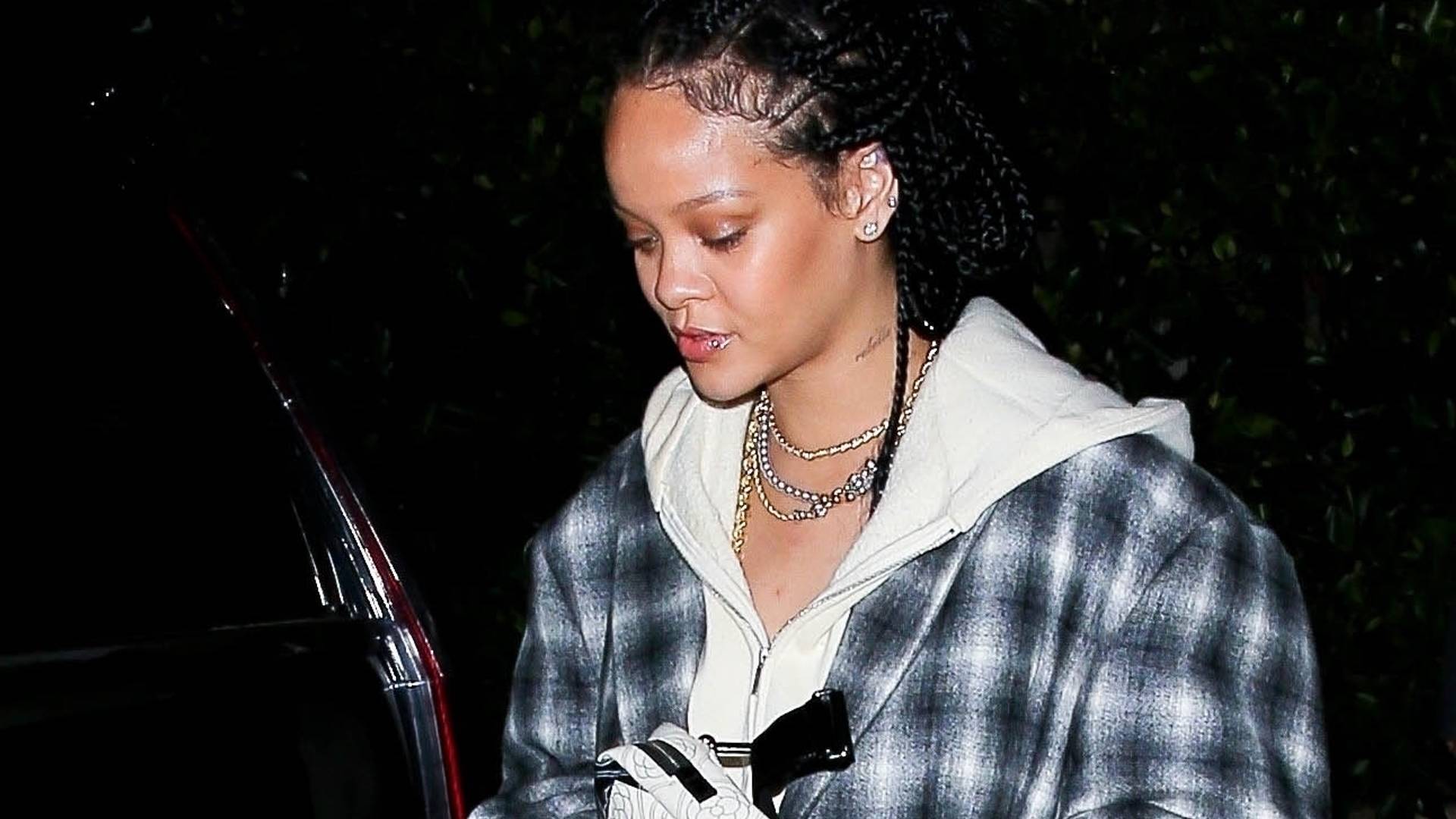 Rihanna u velikom kariranom kaputu je naš modni #weekendmood