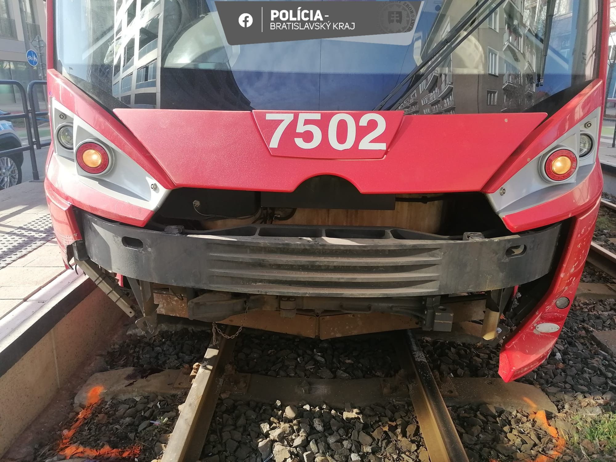 V Bratislave zrazila električka chodca. 