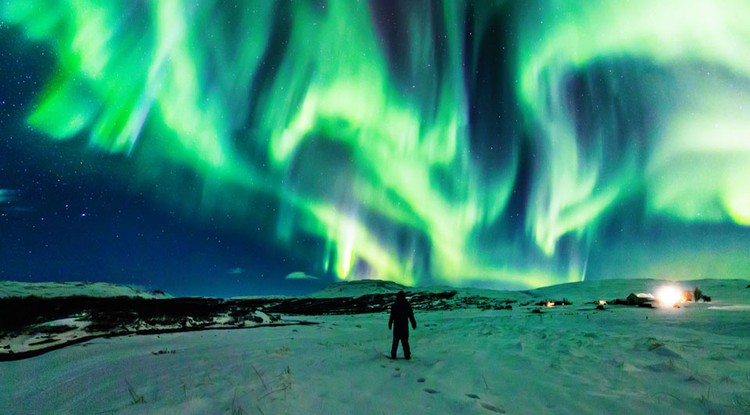 Fantasztikus sarki fény Izland fölött