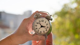 zmiana czasu 2026. kiedy przestawiamy zegarki? sprawdź daty. czy to będzie ostatnia zmiana czasu w polsce?