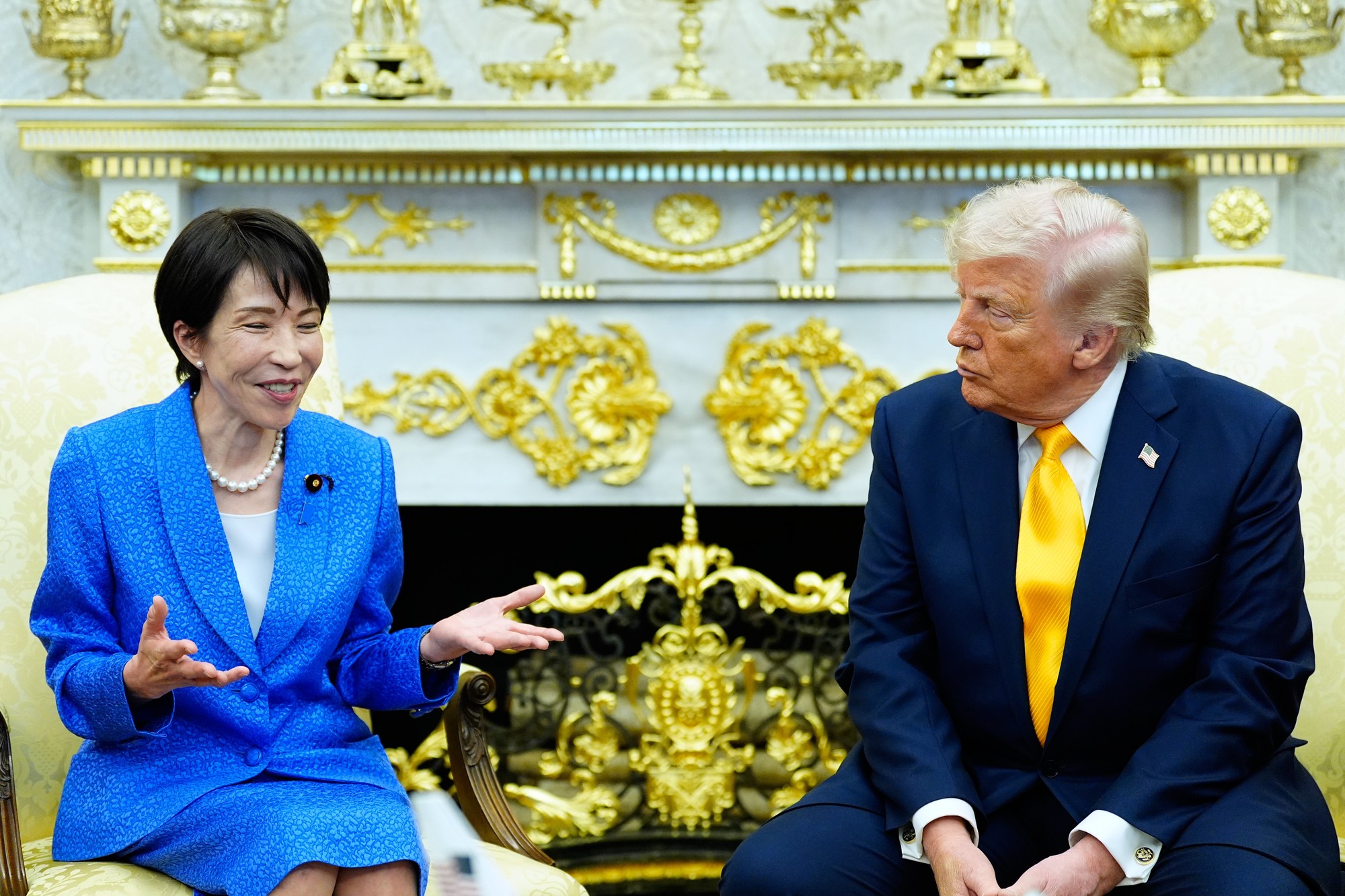 Prezident Donald Trump víta japonskú premiérku Sanae Takaichiovú v Oválnej pracovni Bieleho domu.