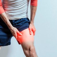 Tompa vagy éles fájdalom a belső combban: sérv, endometriózis és vesekő tünete is lehet