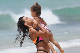 Monika u 36. godini rodila ćerku uz pomoć ANONIMNOG DONORA, KATOLICI je osuđivali da SKRNAVI VERU, a ona kaže: "Nisam želela da ZAKASNIM, rešila sam da sama odgajam dete"