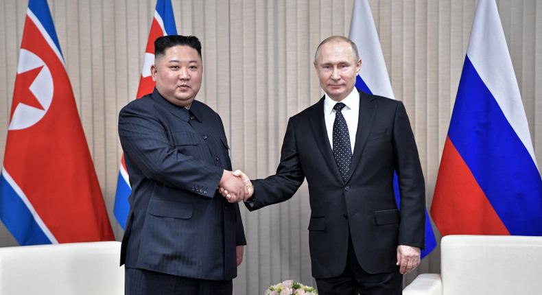 Vladimir Poutine et Kim Jong Un se serrent la main pour leur premier sommet à Vladivostok en Russie, le 25 avril 2019