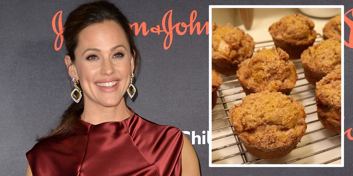 Jennifer Garner robi pyszne i proste muffinki z jabłkami i cynamonem.