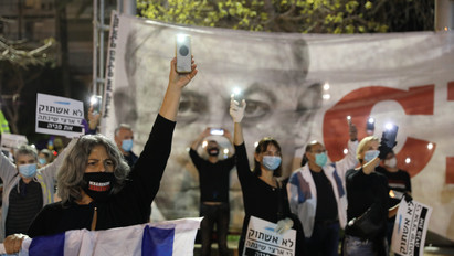 Betartva a távolságtartási szabályokat, egymástól két méterre állva tüntetett több ezer ember Netanjahu ellen