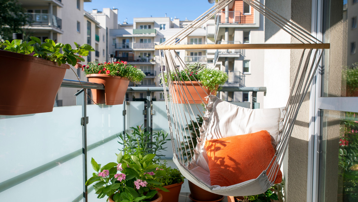 Odpicuj balkon na wiosnę. Fotele brazylijskie sprawdzą się do tego idealnie