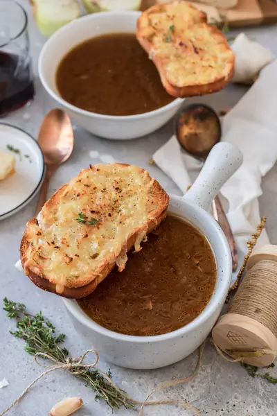 Zupa cebulowa to danie, które może znaleźć się zarówno w menu najlepszej restauracji, jak i w twojej domowej kuchni / Unsplash