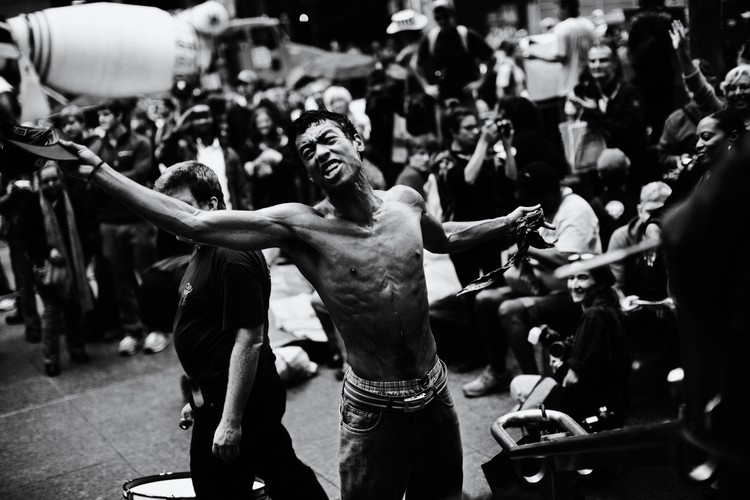 Nowy Jork. Rozpoczęło się od happeningu 17 września w okolicach Wall Street przeciwko nierównościom w zarobkach. Potem demonstranci przenieśli się do parku Zuccotti, a ich protest zyskał szeroki rozgłos w kraju i zagranicą. Policja usnęła ich 15 listopada. Zdjęcia Tomasza Lazara otrzymały pierwsze miejsce za fotoreportaż w kategorii 