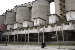 Przez brak prądu stoi ponad 100 chińskich fabryk. Pekin chce sprowadzać więcej energii z Rosji