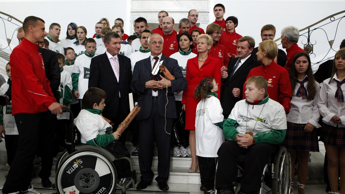 Biegacze ze Stowarzyszenia "Pogoria biega" złożyli w Sejmie petycję napisaną w języku braille'a w sprawie dofinansowania budowy nowoczesnego ośrodka dla niepełnosprawnych dzieci w Dąbrowie Górniczej. Posłowie PO, PiS i SLD zadeklarowali wsparcie tej inicjatywy.