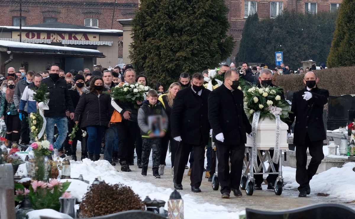 Piekary Śląskie, 22.01.2021. Uroczystości pogrzebowe 13-letniej Patrycji z Bytomia na cmentarzu parafialnym w Piekarach Śląskich,