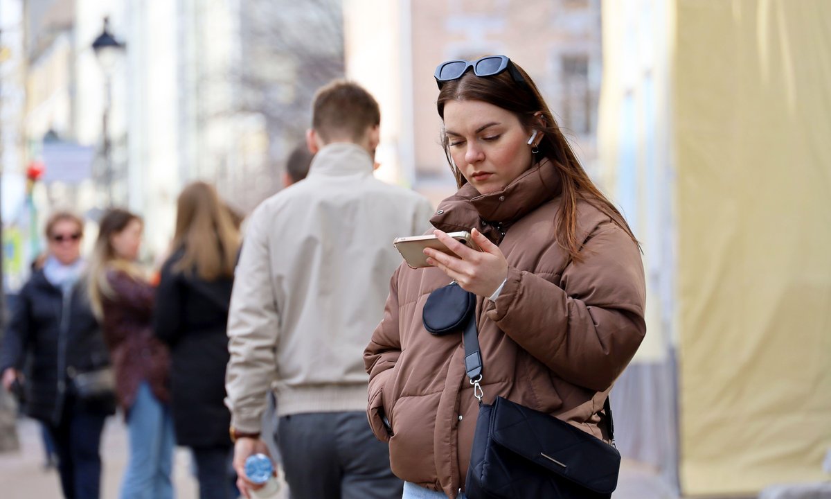 Dlaczego niektórzy długo nie odpisują na wiadomości? Psychologia wyjaśnia