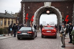 Msza w katedrze na Wawelu. Przed bramą demonstranci z błyskawicami