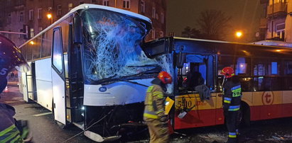 Na Pradze Północ dwa autobusy huknęły w siebie z potworną siłą. Straszny widok!