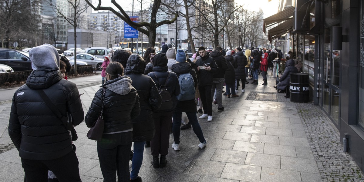 Kolejka do jednego z kantorów w centrum Warszawy. Ukraińcy próbowali wymienić hrywny na złotówki