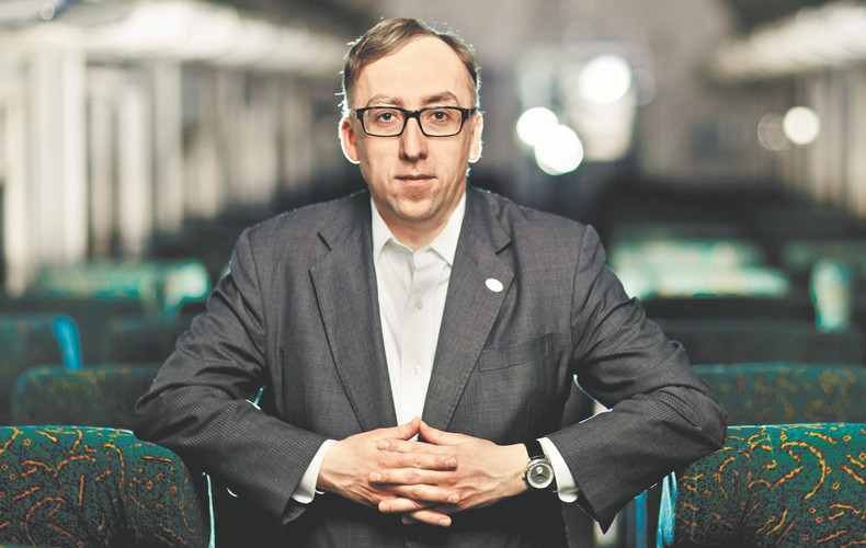 <strong>16. Jakub Karnowski</strong><br /><br />

prezes PKP SA<br /><br />

Jako pierwszy prezes PKP postawił na prywatyzację. W 2014 r. ma wystartować sprzedaż TK Telekom i PKP Energetyka, która posłuży do spłaty kolejnych transz z 4 mld zł kolejowego długu. <br /><br />

<a href='http://serwisy.gazetaprawna.pl/transport/artykuly/737871,prezes-pkp-powaznie-podchodzimy-do-prywatyzacji-spolek-kolejowych.html'>Prezes PKP tłumaczy nam: Poważnie podchodzimy do prywatyzacji spółek kolejowych>></a>