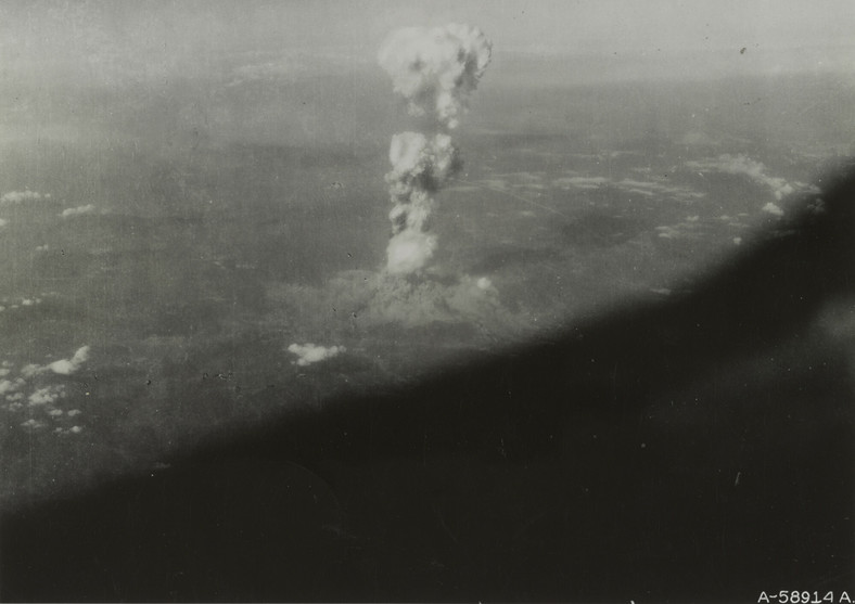 Pierwsze zrzucenie bomby atomowej na Hiroszimę widziane z samolotu B-29 Superfortress