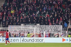 Kibice Rakowa nie zostawili suchej nitki na Papszunie. Oto co napisali na transparencie