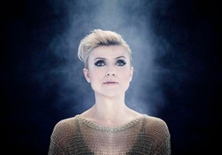 Novika z córeczką Niną śpiewa o mamach