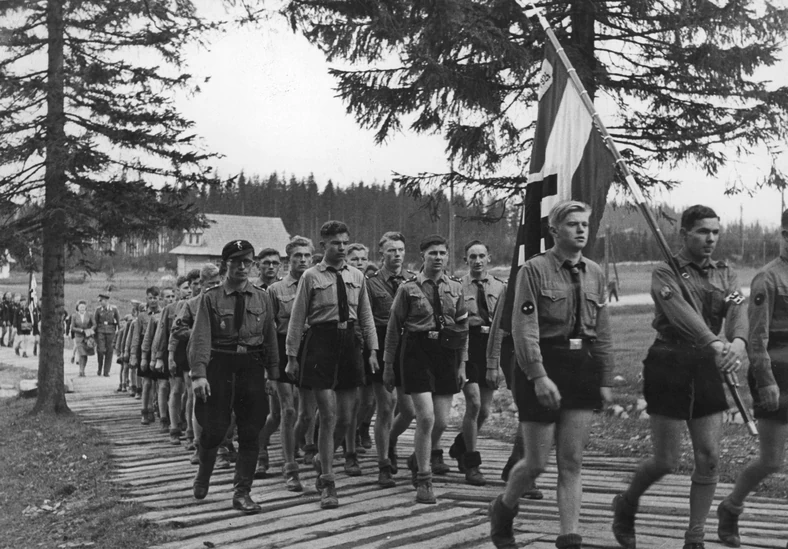 Młodzież z Hitlerjugend w drodze na święto wiosny w Zakopanem