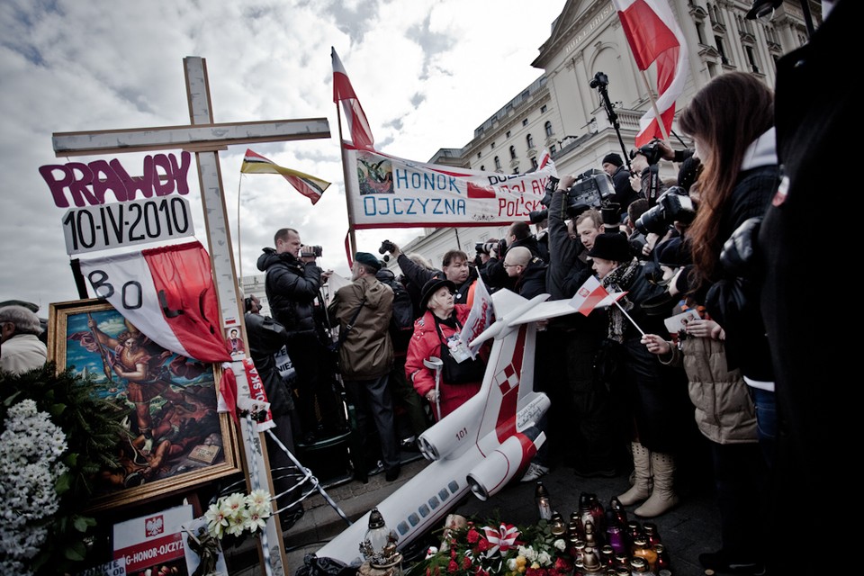 Zwolennicy PiS pod pałacem, fot. Maciej Stankiewicz