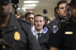 Facebook musi zapłacić 645 tys. dol. za aferę Cambridge Analytica. Zarabia je "w mniej niż 9 minut"