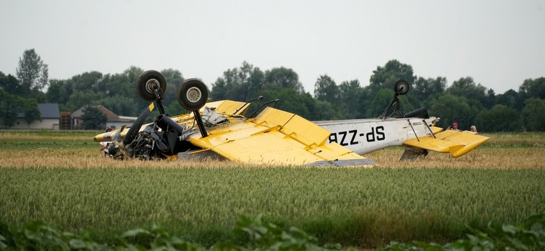 Dramatyczne sceny pod Warszawą. Awaryjne lądowanie, samolot koziołkował