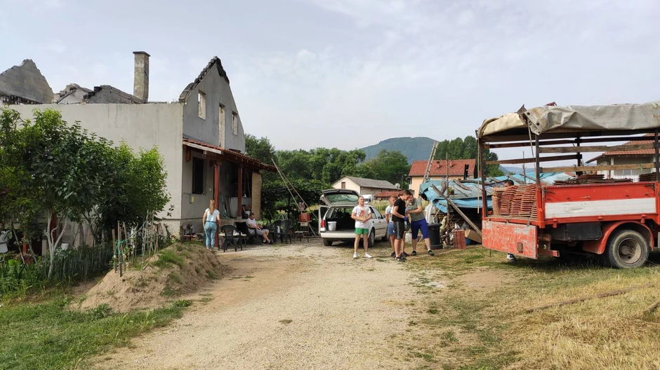 Stiže građevinski materijal: Komšije udarnički žure da što pre ukrove kuću